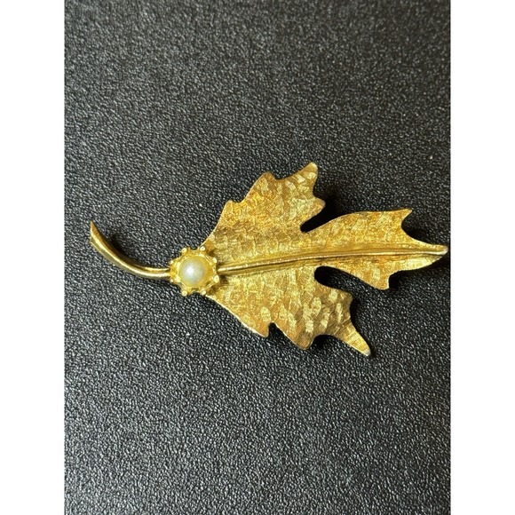 The Unbranded Brand Jewelry - Vintage Gold Toned Leaf with Pearl Pin Brooch Heavy‎